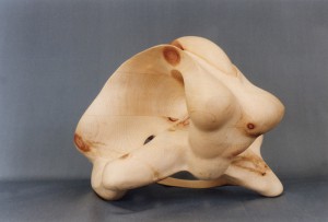 eberhard jordan ‚erotische skulptur 09′ 1993 – zirbeholz – 30/30/25cm
